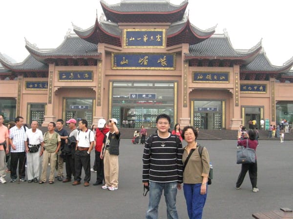 左後方是大哥們 自稱"11少"