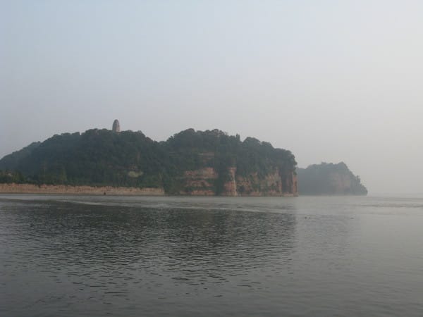 仔細看 像不像佛躺在水面上呢 右邊是頭 仔細看 像不像佛躺在水面上呢 右邊是頭