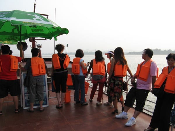 規定要穿很醜救生衣 規定要穿很醜救生衣