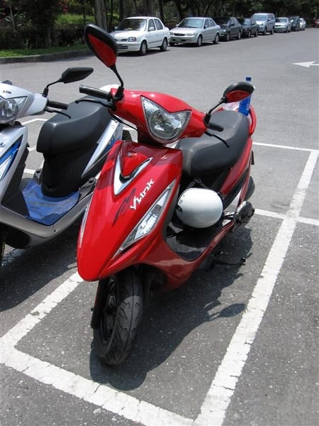 租車 紅色機車很帥 一天三百