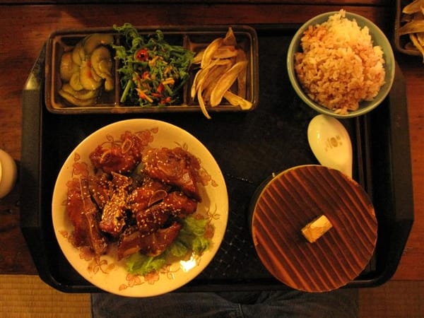 梅汁排骨 搭配 牛蒡 和 龍鬚菜