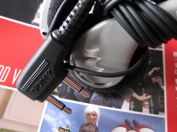 sony的耳機和JAA(日亞航)的字樣