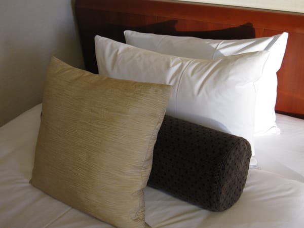 有四個枕頭,一硬一軟,一抱枕,一靠枕