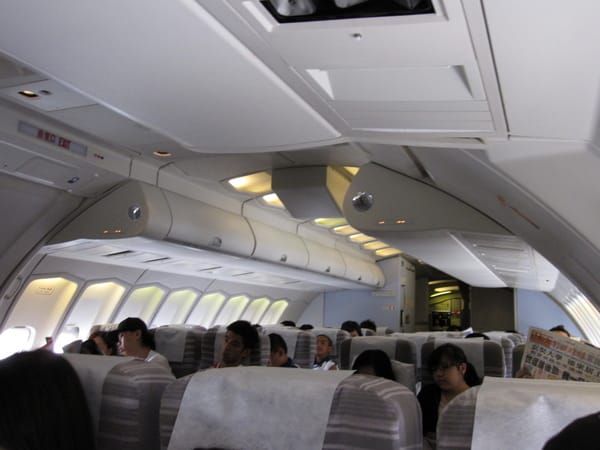 日航的二樓,左三個右三個,共十排