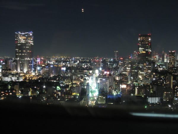 左邊是六本木之丘,右邊是六本木midtown