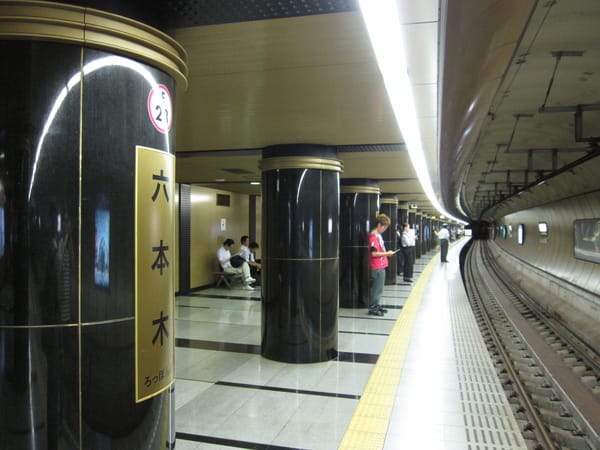 六本木站,柱子的色調真的很酒店