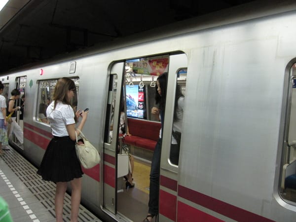 大江戶線,順便偷拍日本妹