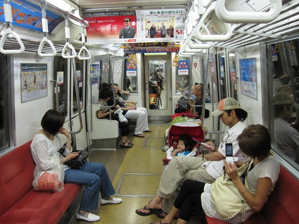 大江戶線車內,日本人人手一機搭搭搭搭按不停