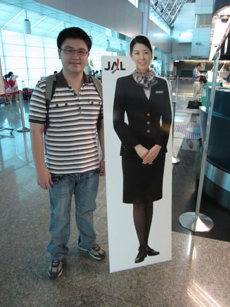 一到機場先跟正空姐照相,但為什麼飛機上的都不是這樣!!!