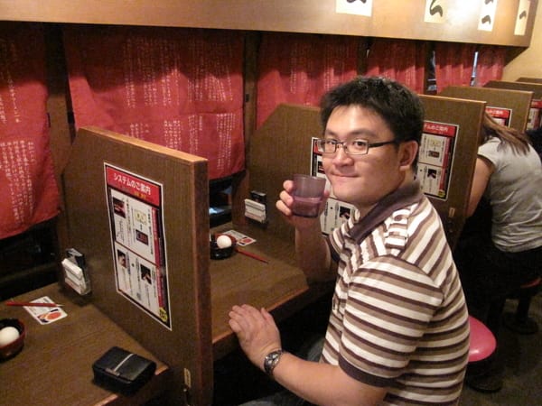 覺得很好笑,躲在小格子裡吃飯,不用跟店員有接觸