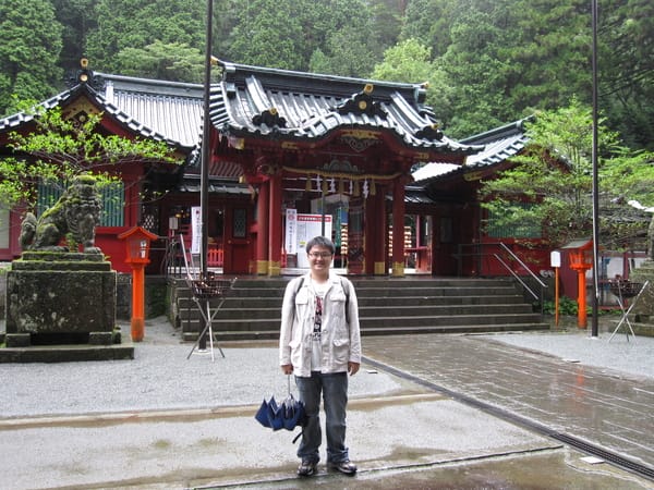 雨下很大,只是照相堅持要把雨傘拿下來 雨下很大,只是照相堅持要把雨傘拿下來