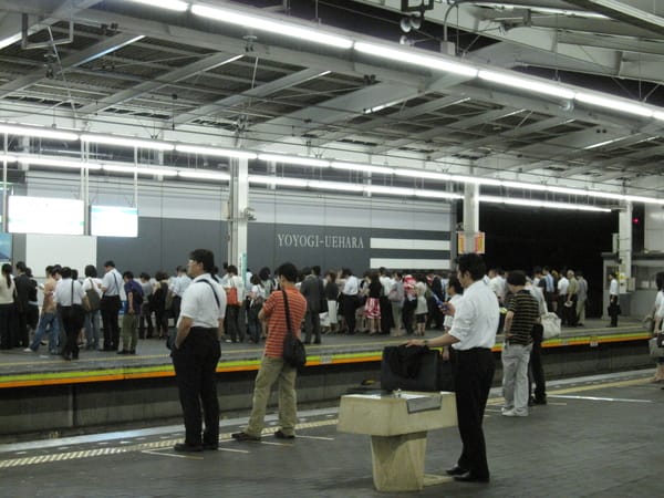 回程在新宿站有好多人喔 回程在新宿站有好多人喔