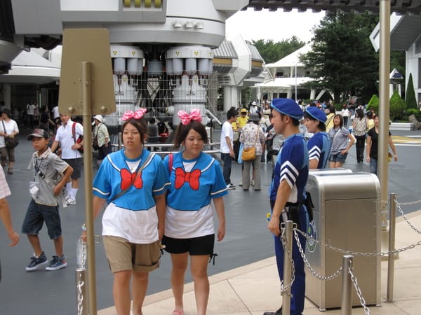 兩位精心設計的女生