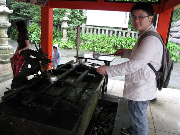 前面的日本人,居然兩隻手一起洗,然後手帕擦擦就走了...我也不知道要不要學他 前面的日本人,居然兩隻手一起洗,然後手帕擦擦就走了...我也不知道要不要學他