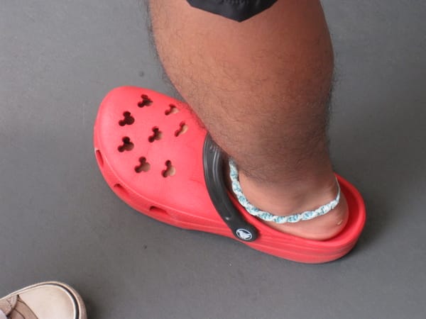 這為很man的男生我以為他穿的是cross,結果是米老鼠ㄟ!