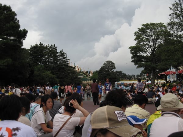 半小時前就已經快要在道路旁坐滿了