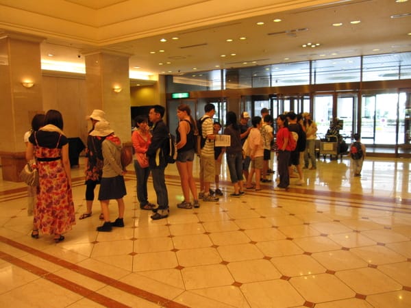 一大早就開始在飯店排迪士尼接駁車