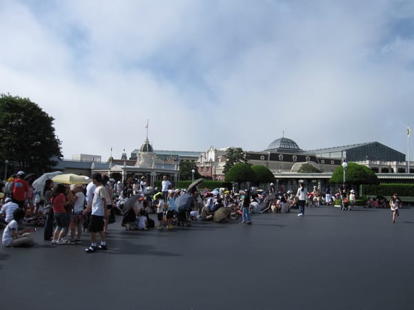 這邊是已經買票,可是居然在開園前一小時就排成這樣了......