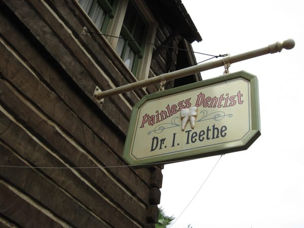 無痛牙醫? 在這個招牌下躲太陽吃冰