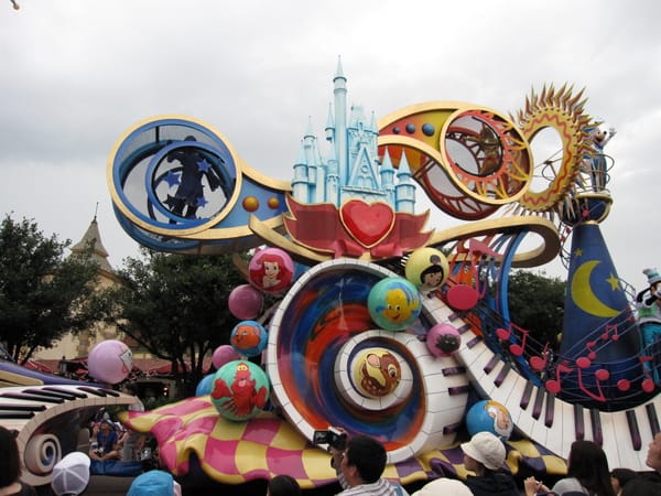 這是在旋轉的喔,藍色和橘色籠子裡面有兩個人在轉