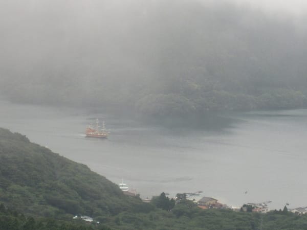 汪洋中的一條船 汪洋中的一條船