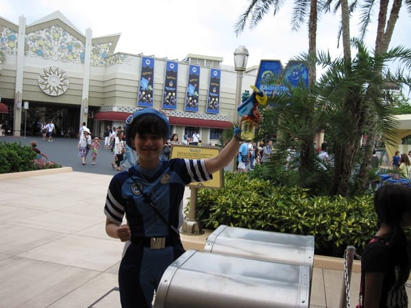 太熱了,工作人員都會幫忙灑水