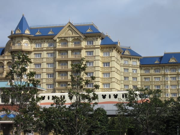 東京迪士尼樂園大飯店和迪士尼的單軌電車,車窗都是mickey