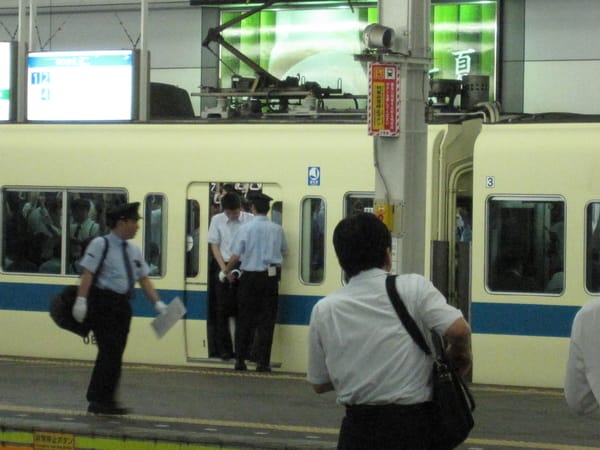 終於看到電車推擠員出現了!!!!! 終於看到電車推擠員出現了!!!!!