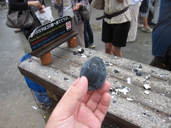 其實只是普通的水煮蛋而已,看桌子就知道生意多好 其實只是普通的水煮蛋而已,看桌子就知道生意多好