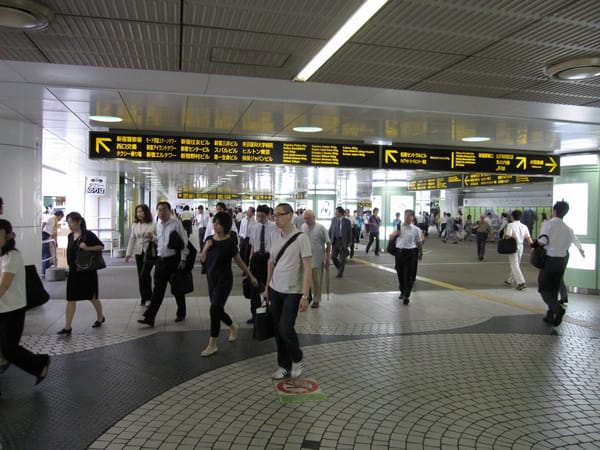 人來人往的新宿車站