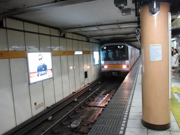 在赤坂見附換車很方便,搭乘最悠久的銀座線