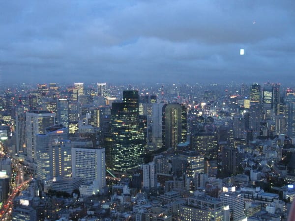 中間最亮那棟是泉花園大廈