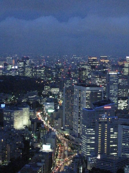 首都高速公路三號線,右邊是丸之內方向