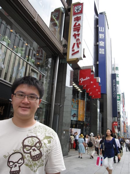 靠近我的是百年老店木村家,後面是卡拉揚也去過的山野樂器