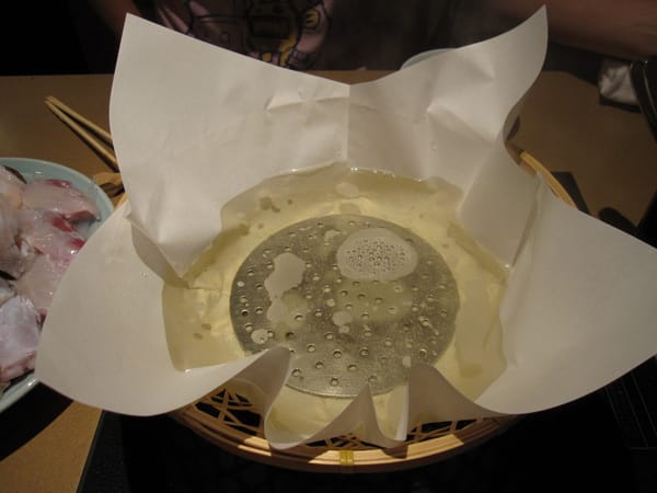 這火鍋是用紙喔,超神奇的!!