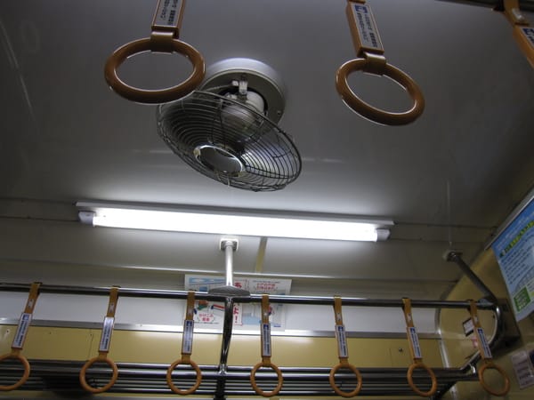 這.....這台車真的很舊,車子還會叫來叫去的