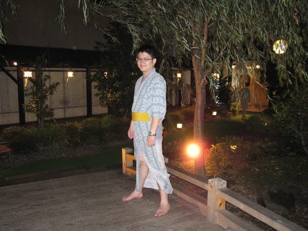 小姐,開衩太高了啦!