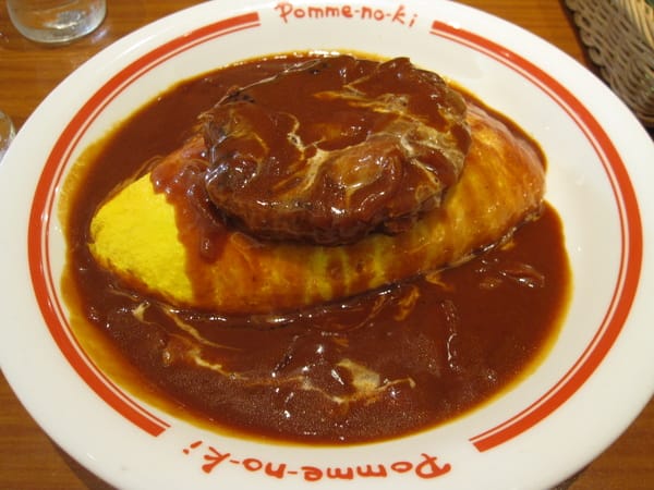 蘋果樹蛋包飯-漢堡排蛋包飯,飯是番茄醬