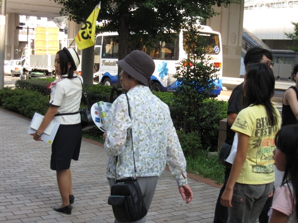 HatoBus的小姐,真的有拿一個小旗子ㄟ