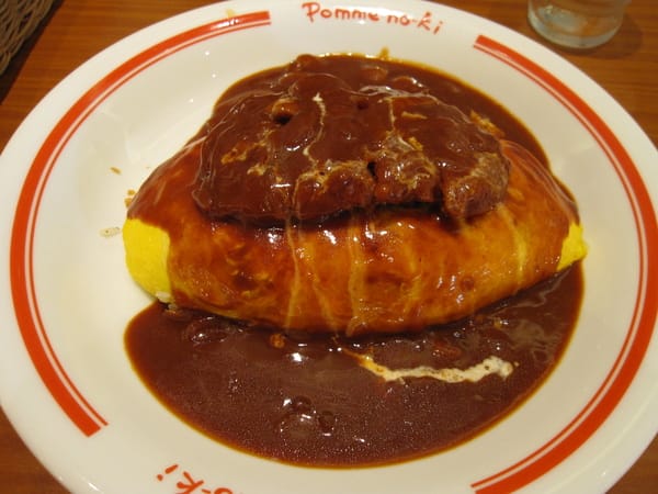 炸豬排蛋包飯,飯是奶油醬