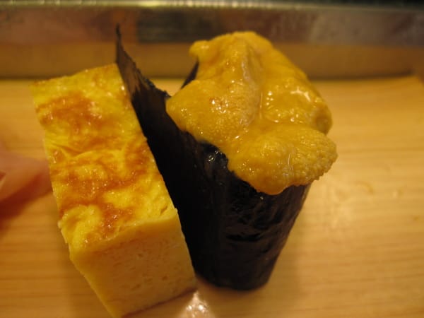 右邊是海膽,左邊是玉子燒,照完像我的海膽就跌倒了= =,是放太多了嗎?