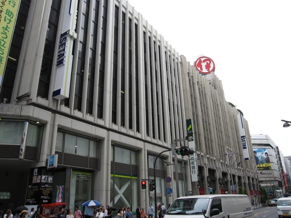 白天的依勢丹百貨,發現蛋糕太貴了,都不敢買