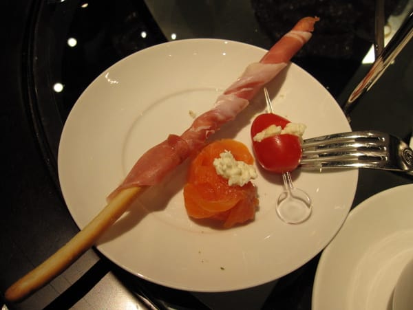 第二盤很特別,很像是用生肉包餅乾,結果意外的好吃 第二盤很特別,很像是用生肉包餅乾,結果意外的好吃