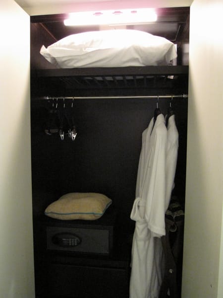 裡面有保險箱和浴袍拖鞋 裡面有保險箱和浴袍拖鞋