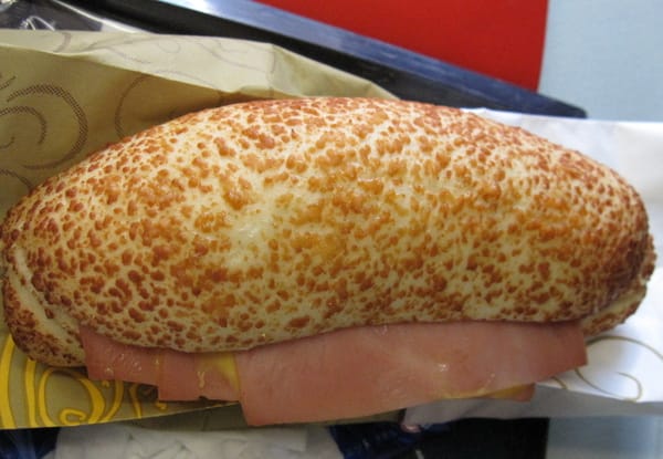 很普通的三明治,雖然聞起來很香 很普通的三明治,雖然聞起來很香