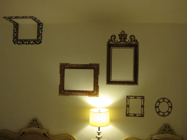 床的牆壁上也有許多畫 床的牆壁上也有許多畫