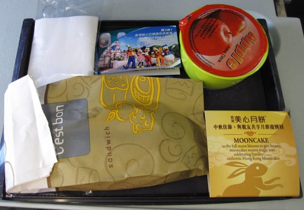 午餐有三明治和蘋果汁,因為是中秋節有多一個美心月餅 午餐有三明治和蘋果汁,因為是中秋節有多一個美心月餅