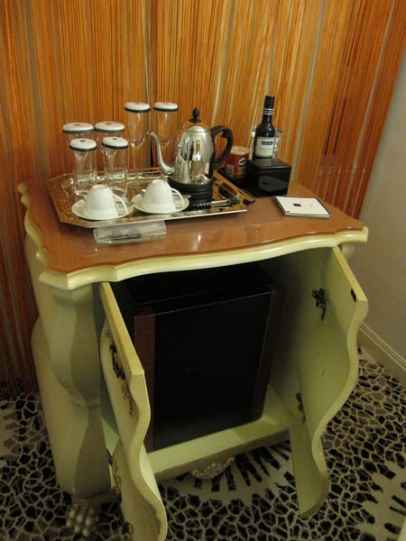 冰箱藏在漂亮的櫃子裡 冰箱藏在漂亮的櫃子裡