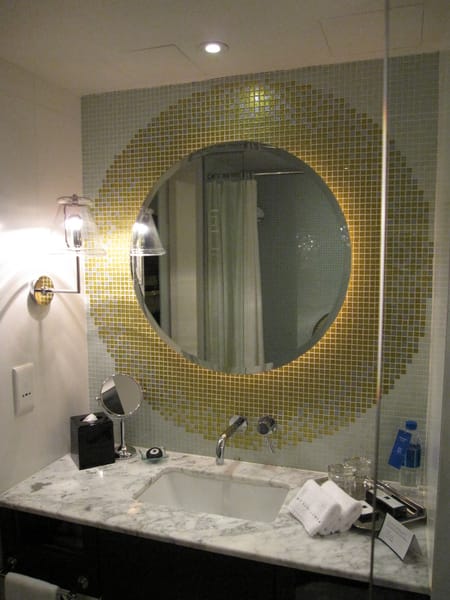 備品有牙膏牙刷、急救包、浴帽、吹風機、香皂、刮鬍刀刮鬍膏、萬用插座,另外會送礦泉水給你 備品有牙膏牙刷、急救包、浴帽、吹風機、香皂、刮鬍刀刮鬍膏、萬用插座,另外會送礦泉水給你