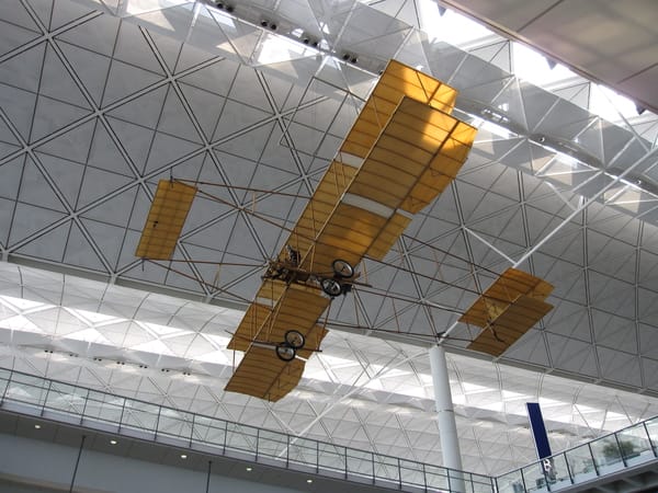 機場大廳的飛機